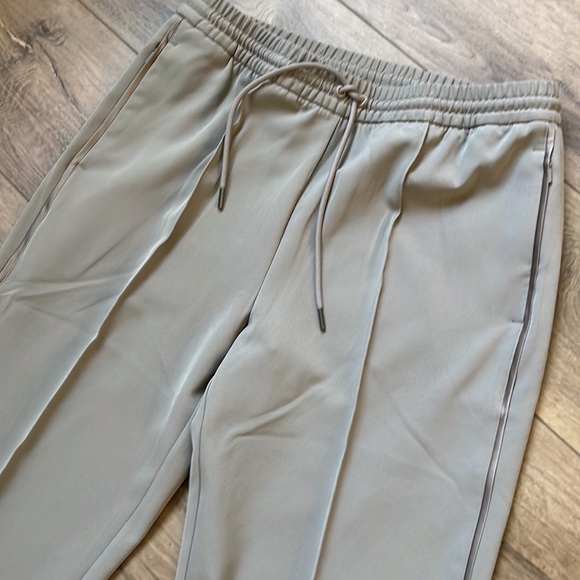 Athleta never worn jogger style luxe pants with delicate satin side trim size 8 - Picture 4 of 6